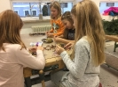 Adventskranzbinden am 26.11.2016 - In der GS Schaibing