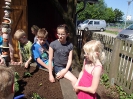Kartoffeln und Gemüse im Schulgarten pflanzen 21.05.2014