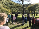 Eltern und Kinder genießen Äpfel frisch vom Baum