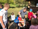 Eltern und Kinder genießen Äpfel frisch vom Baum