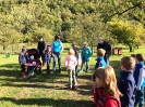 Eltern und Kinder genießen Äpfel frisch vom Baum