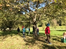 Eltern und Kinder genießen Äpfel frisch vom Baum