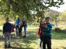 Eltern und Kinder genießen Äpfel frisch vom Baum