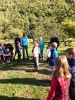 Eltern und Kinder genießen Äpfel frisch vom Baum - Teil 2