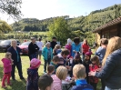 Eltern und Kinder genießen Äpfel frisch vom Baum