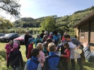 Eltern und Kinder genießen Äpfel frisch vom Baum