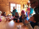 Eltern und Kinder genießen Äpfel frisch vom Baum