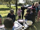 Eltern und Kinder genießen Äpfel frisch vom Baum