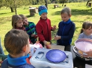 Eltern und Kinder genießen Äpfel frisch vom Baum