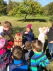 Eltern und Kinder genießen Äpfel frisch vom Baum