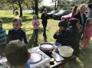 Eltern und Kinder genießen Äpfel frisch vom Baum