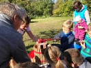 Eltern und Kinder genießen Äpfel frisch vom Baum