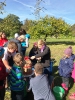 Eltern und Kinder genießen Äpfel frisch vom Baum