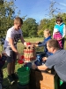 Eltern und Kinder genießen Äpfel frisch vom Baum