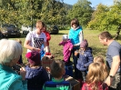 Eltern und Kinder genießen Äpfel frisch vom Baum