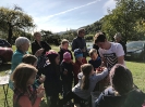 Eltern und Kinder genießen Äpfel frisch vom Baum