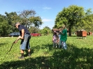 Kinder mähen mit Sense und heuen - 14.07.2018